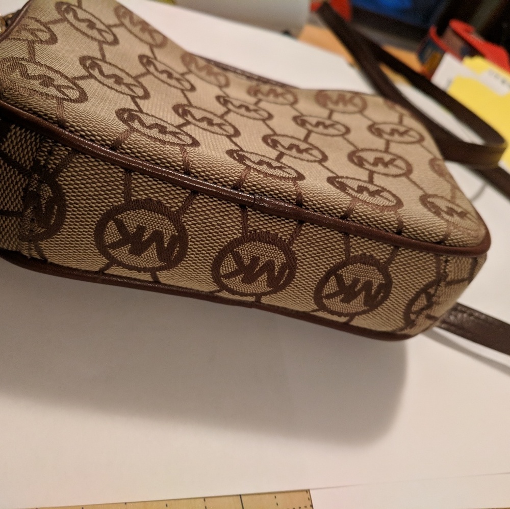 Small Michael Kors purse - Picture 5 of 8